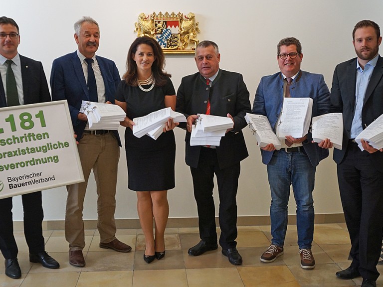 Im Namen von Bayerns Bauern übergab der BBV über 26.000 Unterschriften für eine praxistaugliche Düngeverordnung an Landwirtschaftsministerin Michaela Kaniber
