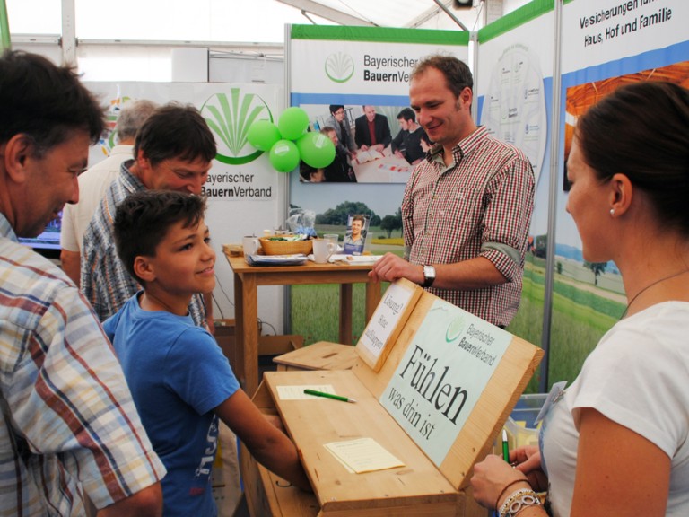 Besucher informieren sich am BBV-Stand in der Agrarhalle der Rottal-Schau.