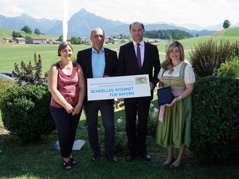 Bezirksbäuerin Christiane Ade, Bezirkspräsident Alfred Enderle, Minister Füracker mit einem Bergpanora im Hintergrund