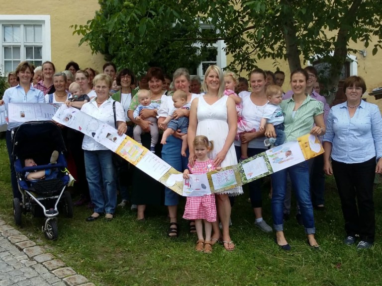 Kreisbäuerin Ursula Fichtner mit ihren Ortsbäuerinnen und dem unterschriefben Brief zur Hebammen-Unterschriftenaktion