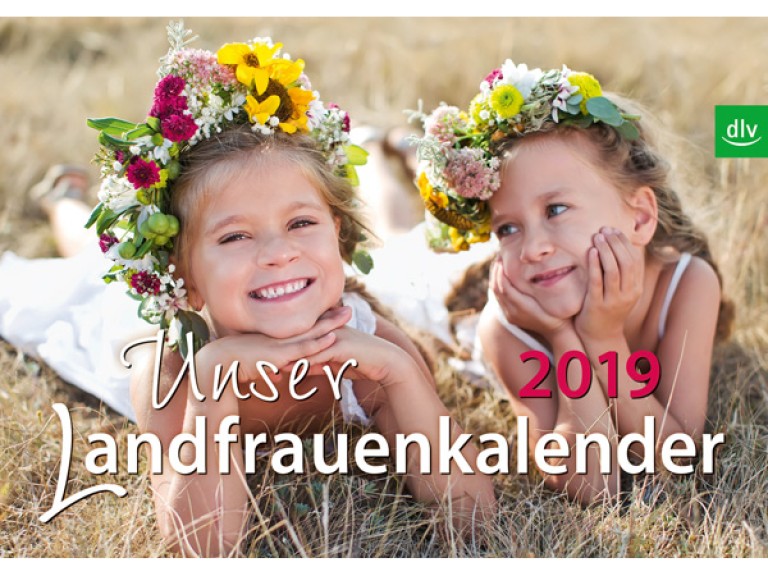 Das Cover des Landfrauenkalenders.  Zwei junge Mädchen mit Blumenkranz liegen in einem Weizenfeld