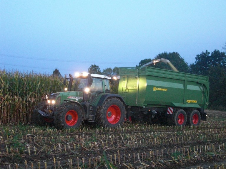 Traktor mit Anhänger bei der Maisernte, Maishäcksler