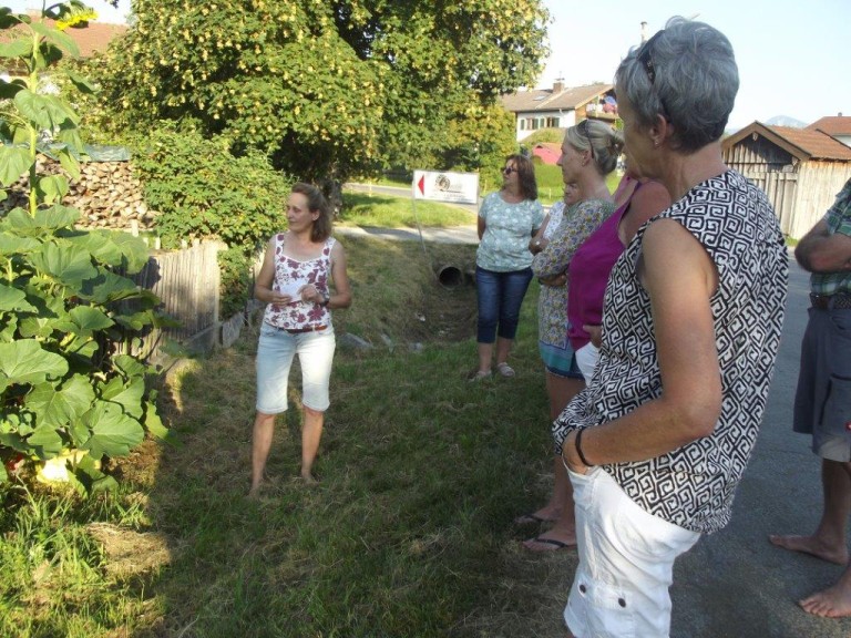 Barbara Pantele führt durch ihren Bauerngarten