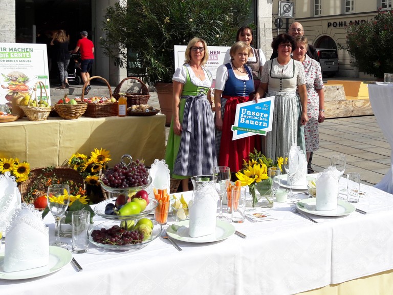 Die Landfrauen in der Fußgängerzone von Regensburg