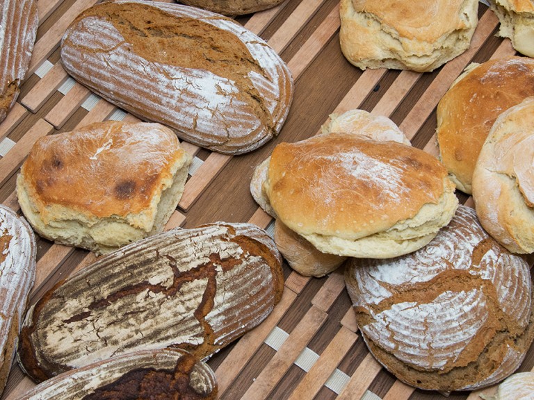 Frischgebackenes Brot der Landfrauen