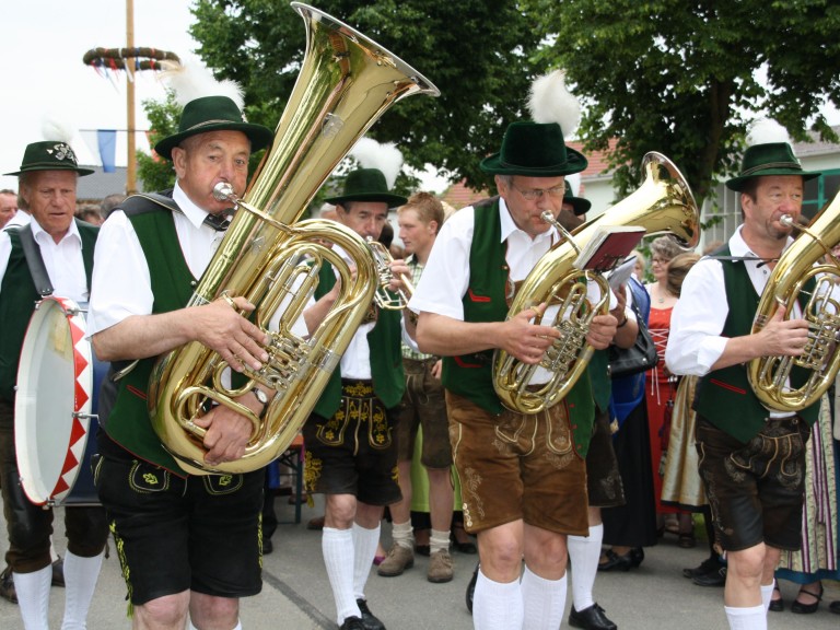 Bei einem Umzug wird klassische Blasmusik gespielt. 