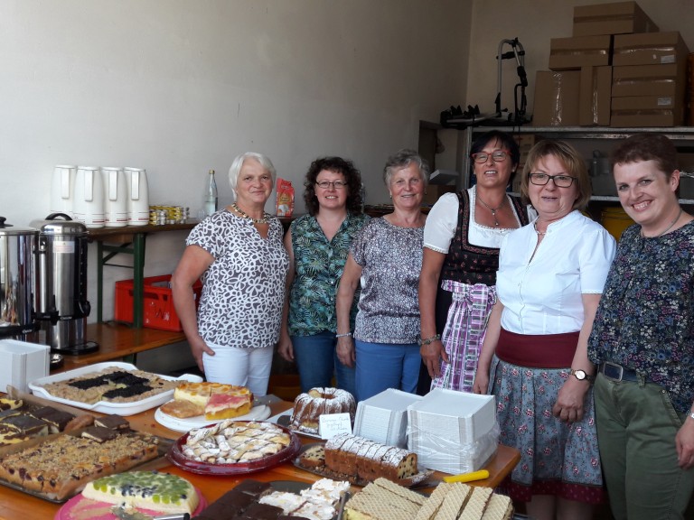 Landfrauen mit Kuchenbufett