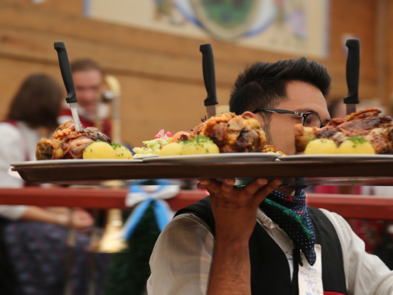 Schweinehaxen im Festzelt Traditon auf dem Münchner Oktoberfest