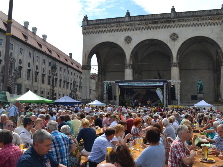 Genießen sie den großzügigen Biergartenbereich vor der Feldherrenhalle auf der Bauernmarktmeile in München.