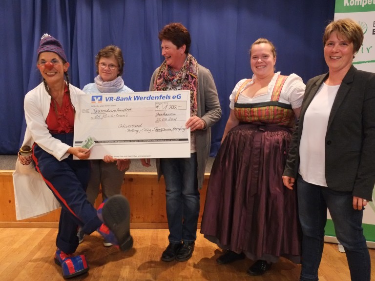 Die Ortsverbände Etting, Polling, Eberfing und Oberhausen übergeben KlinikClown Edda Knall-Zausel den Spendenscheck