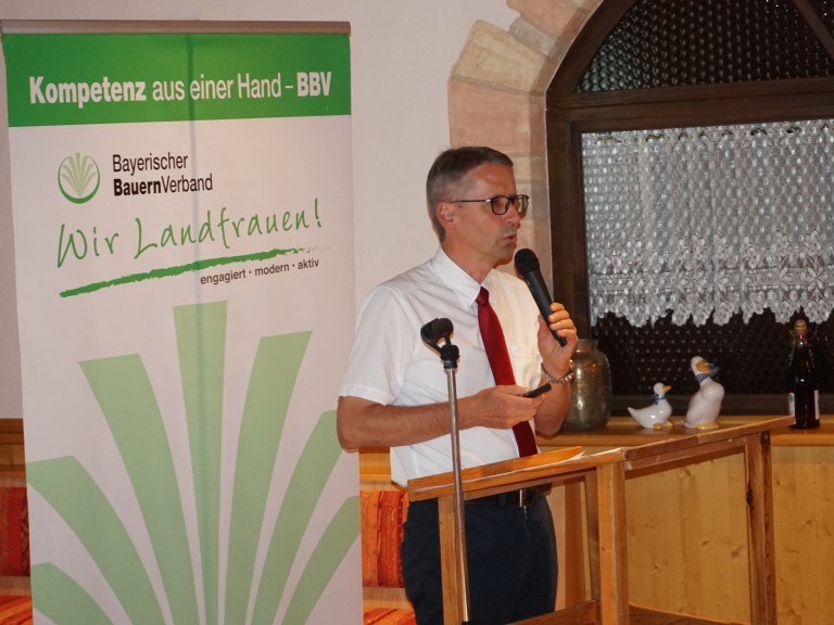 Bezirksgeschäftsführer Ottmar Braun bei Arbeitstagung der Ortsbäuerinnen