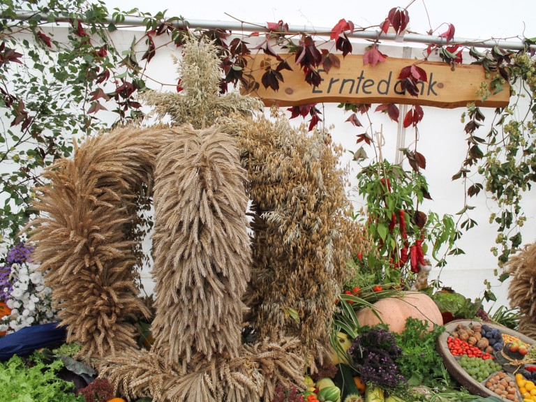 Erntekrone und Gemüse