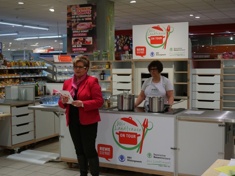 Landfrauen kochen bei REWE