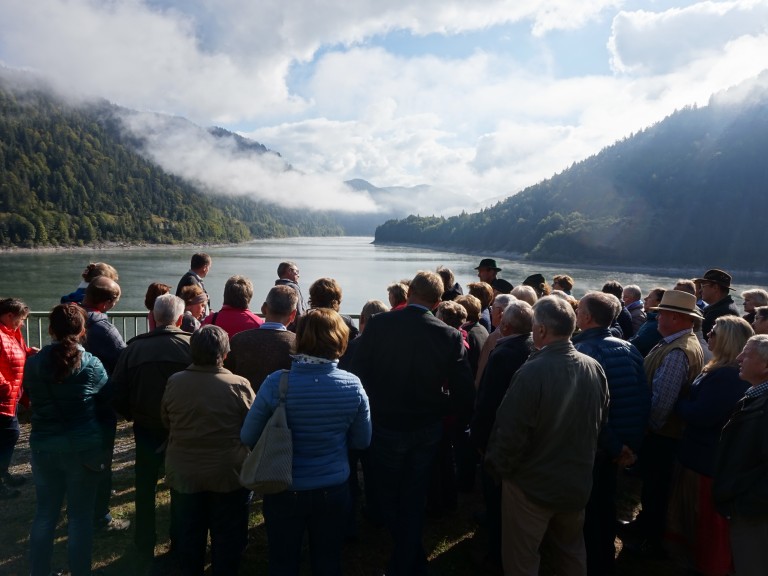 Ein Mitarbeiter des Wasserwirtschaftsamtes Weilheim erklärt den Sylvensteinspeicher