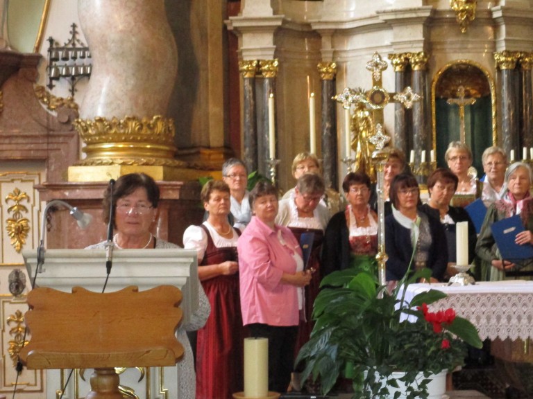 Kreisbäuerin B. Trummer und der Ortsbäuerinnenchor bei der ökomenischen Erntedankfeier in Michelfeld