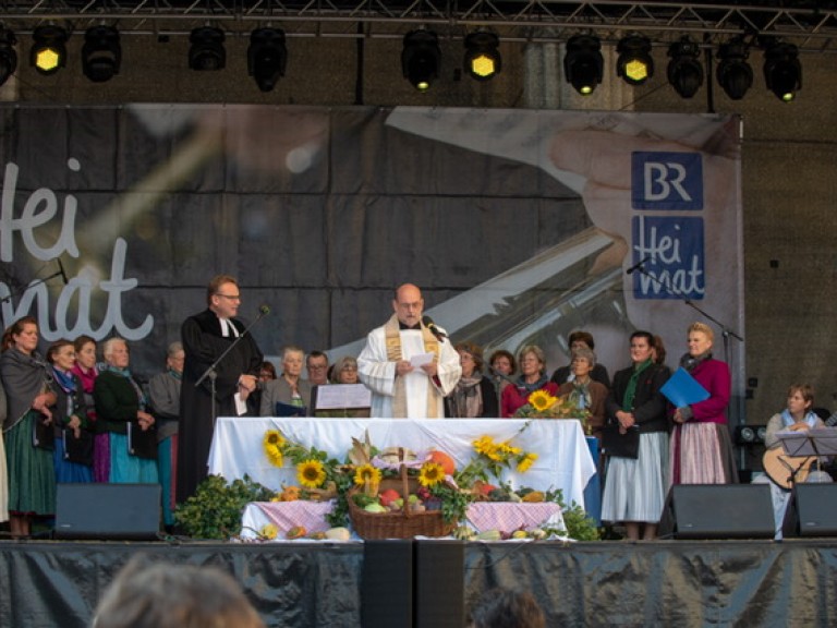 Der Landfrauenchor aus GAP bei der Andacht auf der Bauernmarktmeile