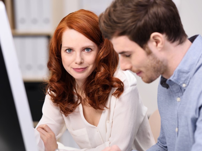 Junge Frau und junger Mann am Computer