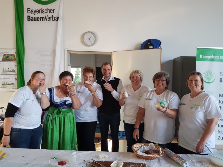Landfrauen buttern aus