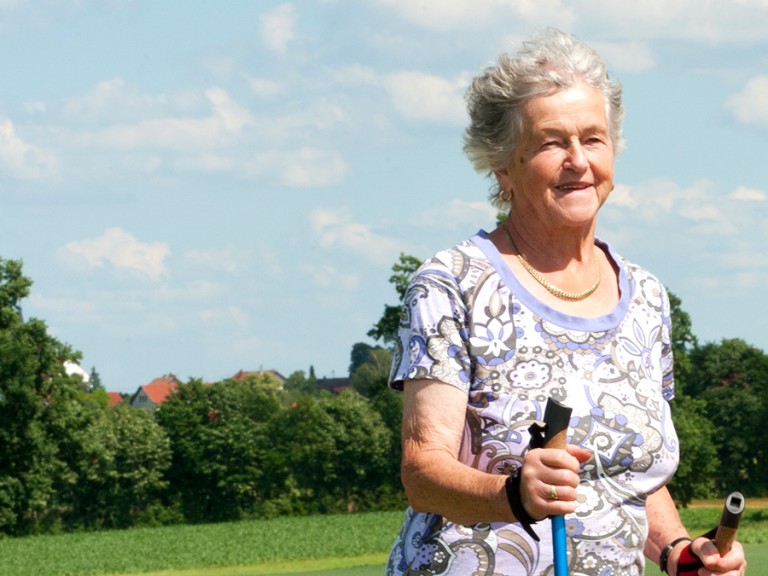 Rentnerin auf dem Land