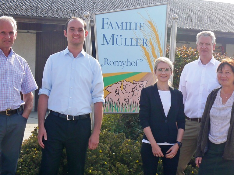 Der Bundesverband Systemgastronomie besucht einen Schweinehalter in Bayern