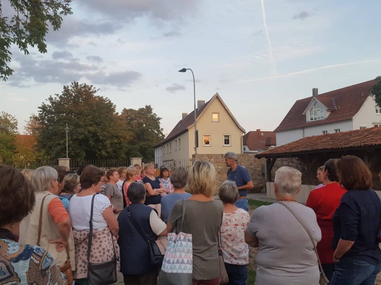 Michael Diestel erzählt den Ortsbäuerinnen etwas über die Krone Schenke in Unsleben