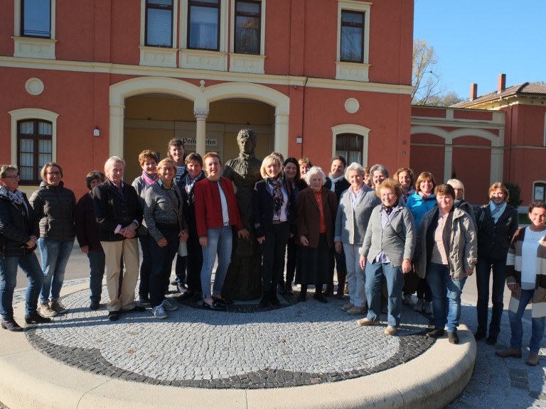 Die Ortsbäuerinnen vor dem Sisi-Museum in Possenhofen