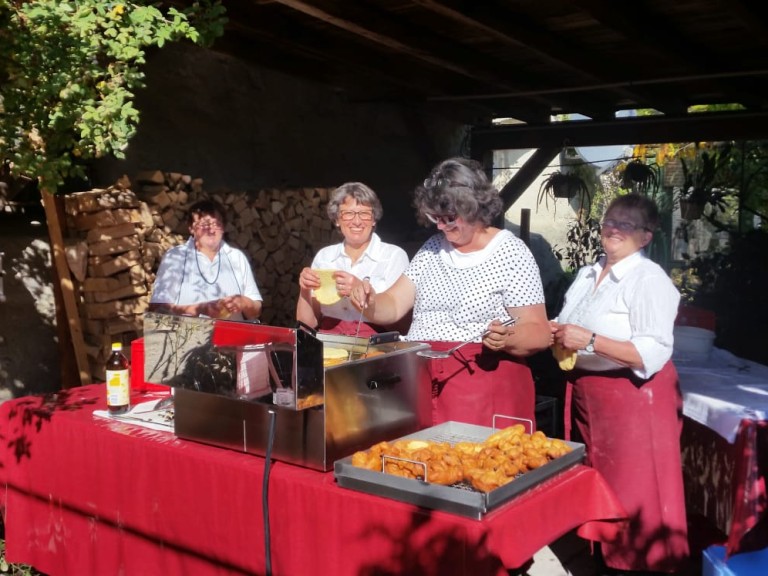 Landfrauen beim Kiacherlbacken