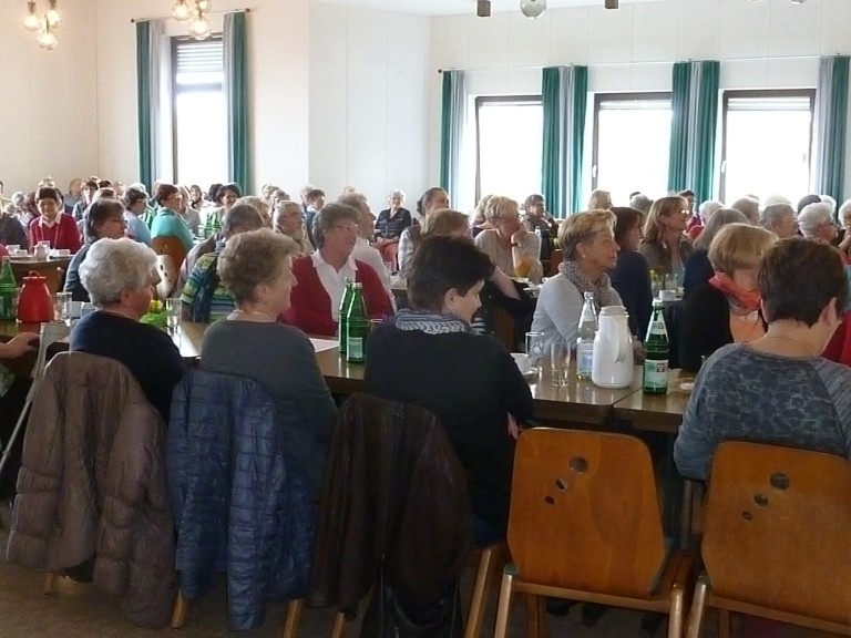 die Frauen lauschen dem Referenten beim Vortrag