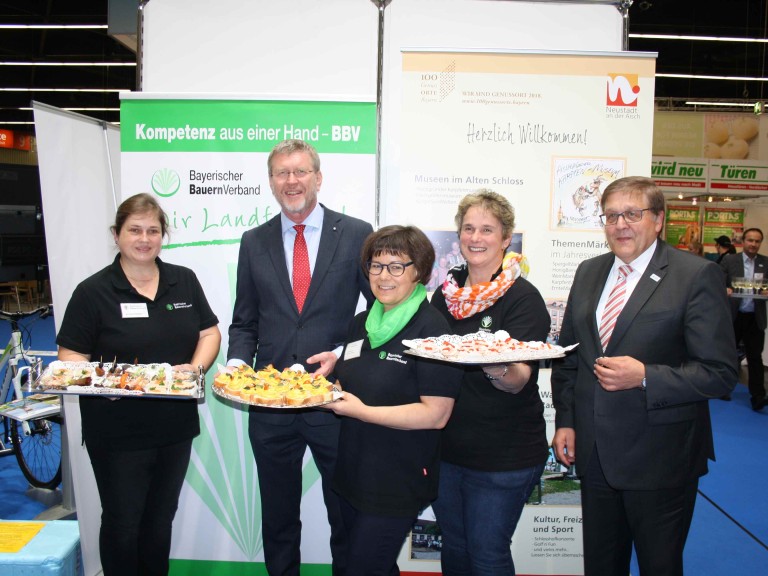 Consumenta 2018 Gruppenbild KV Landfrauen mit Umweltminister Huber