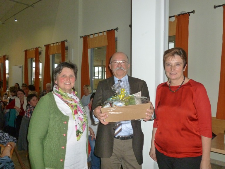 Geschenkübergabe beim Tag der Bäuerin