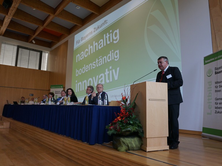 Bauernpräsident Heidl spricht bei der Landesversammlung in Herrsching.