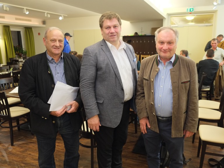 Max Stürzer, Bezirkspräsident Anton Kreitmair und Kreisobmann Georg Zankl bei der Herbst-Orstobmännerversammlung in Drößling