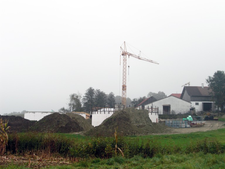 Die Güllegruben-Behälter für eine Biogas-Anlage werden gebaut.