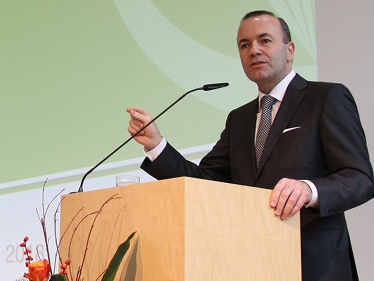 Manfred Weber spricht bei der Landesversammlung des Bayerischen Bauernverbandes. 