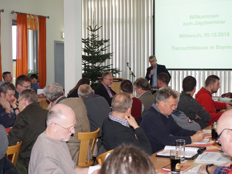 Dieter Heberlein bei seinem Vortrag beim Jagdseminar in Bayreuth