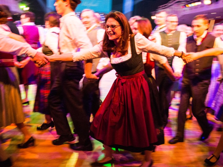 Traditionelle bayerische Tänze auf dem landwirtschaftlichen Hofball