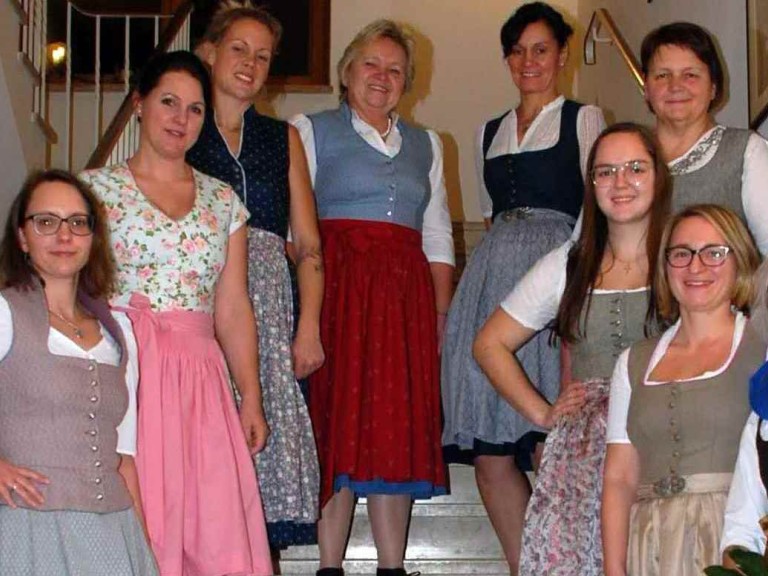 Kursteilnehmerinnen präsentieren Dirndl