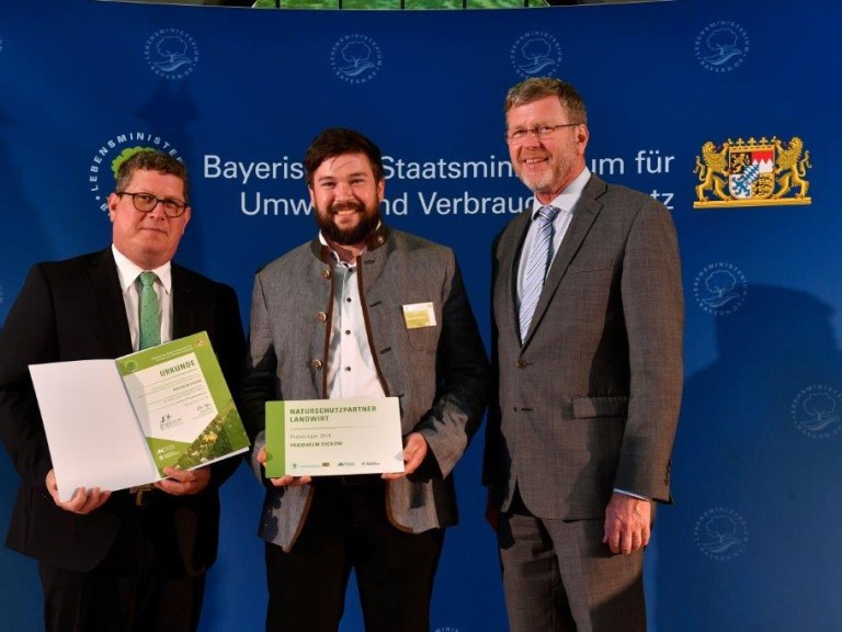 Sebastian Dickow übernimmt stellv. für Friedhelm Dickow die Auszeichnung zum Naturschutzpartner Landwirt 2018