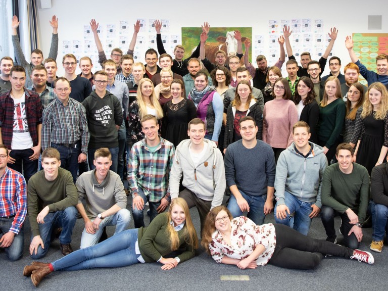 Gruppenbild mit jungen Landwirtinnen und Landwirten