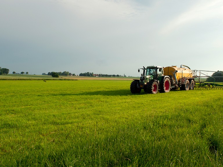 Landwirt düngt Feld in Bayern