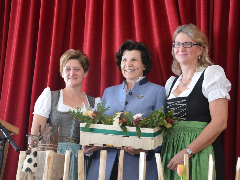 Maria Hochgruber-Kuenzer mit Sonja Müller und Sandra Müller