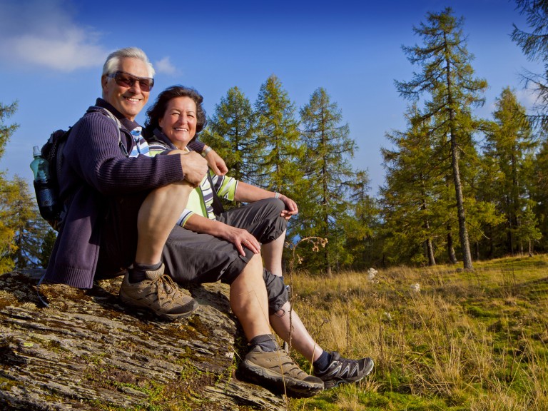 Rentner beim Entspannen im Wald