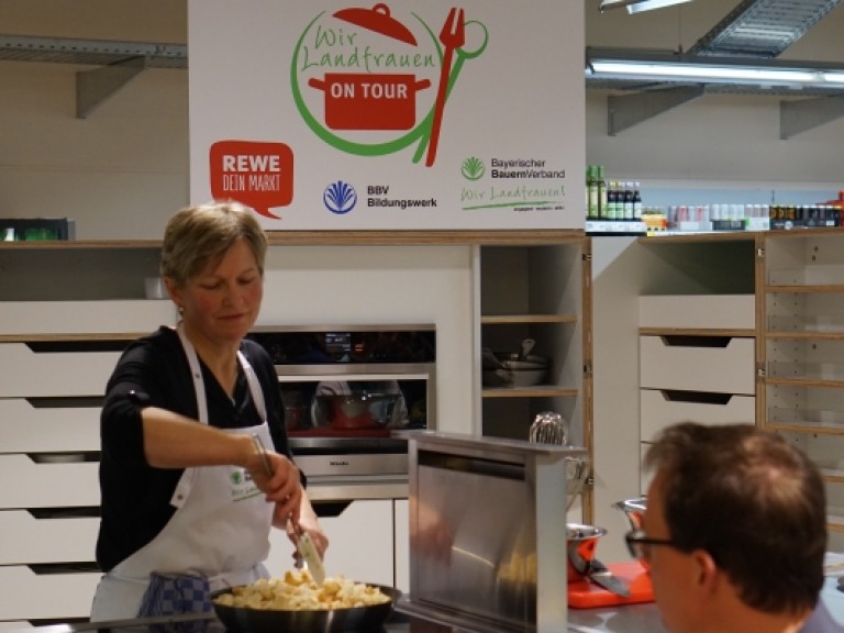 Irmgard Inninger kocht für Rewe on tour