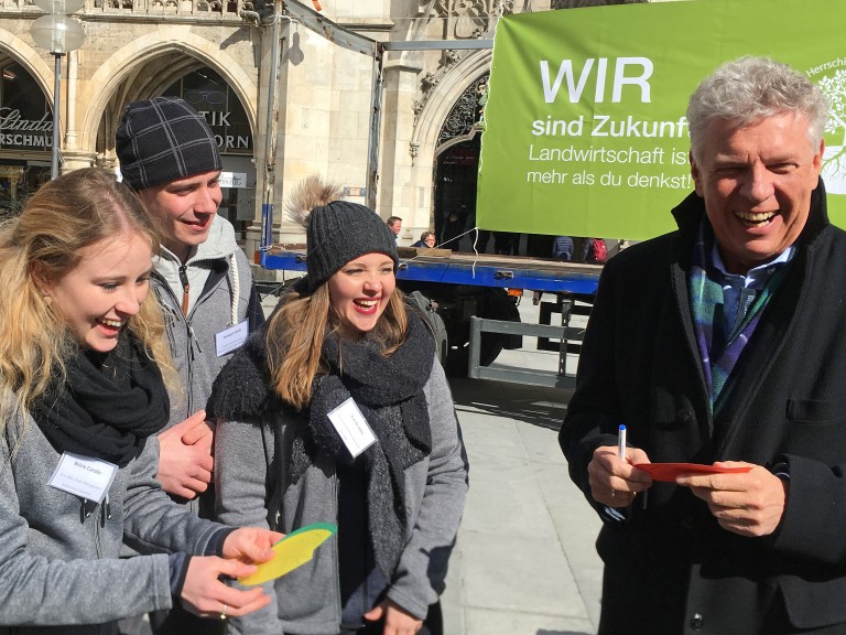 Münchens Oberbürgermeister Dieter Reiter schreibt seinen Zettel für den Wunschbaum des Herrschinger Grundkurses