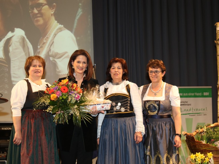 Kreisbäuerin Claudia Erndl (3.v.l.) und ihre Stellvertreterin Brigitte Landstorfer (links) übergaben zusammen mit Marinne Dallmeier (rechts) Blumen und Maultaschen an Michaela Kaniber, Bayerische Staatsministerin für Ernährung, Landwirtschaft und Forsten