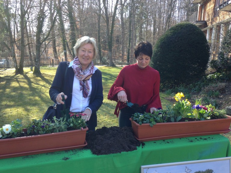 Kreisbäuerin beim Blumenkastenpflanzen