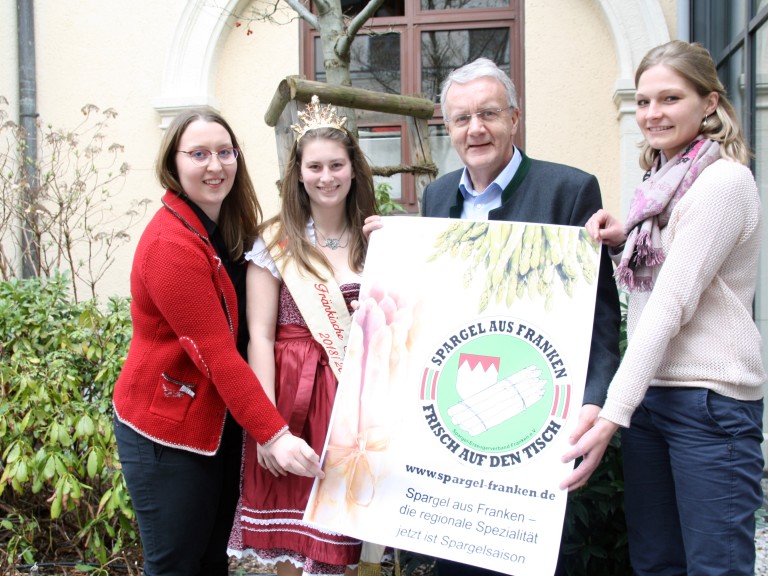 Freuen sich auf eine gute Spargelsaison 2019: Miriam Adel, Vorsitzendes des Spargelerzeugerverbandes Franken, die fränkische Spargelkönigin Theresa Bub, BBV-Generalsekretär Georg Wimmer und Michaela Schaumberger, Referentin für Obst- und Gemüsebau beim Bayerischen Bauernverband (v. l.)