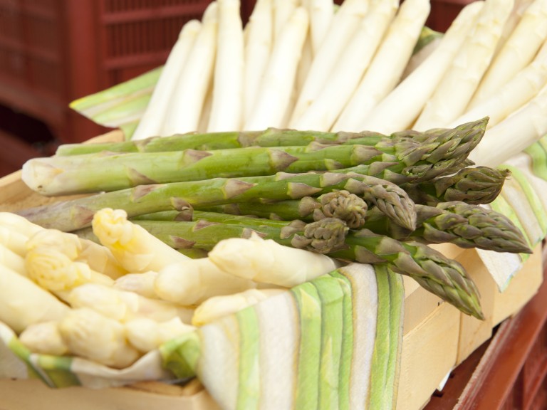 Weißer und grüner Spargel in einem Korb.