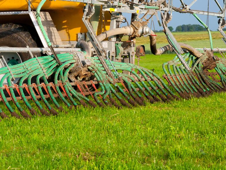 Landwirte in Bayern sorgen mit Dünger für fruchtbare Böden