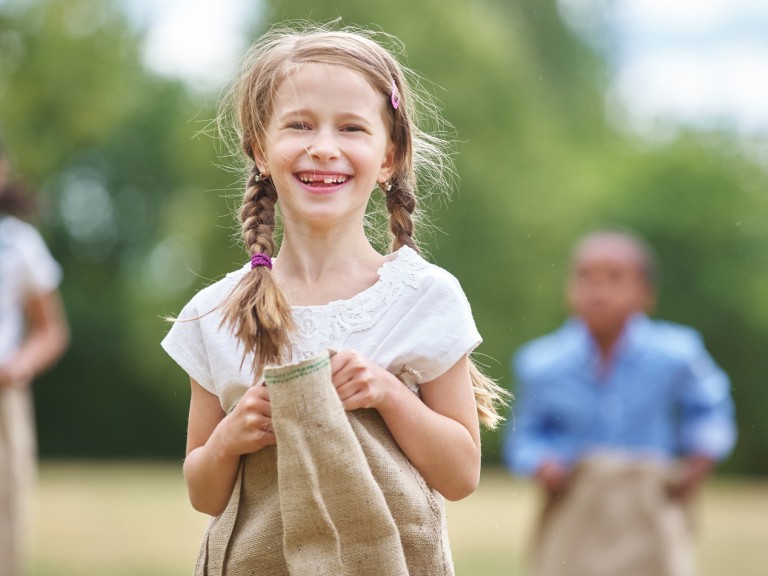 Kinder beim Sackhüpfen